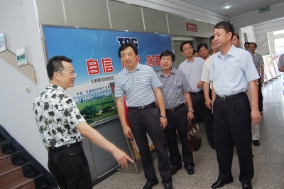 2011年8月，時任浙江省委組織部副部長莊躍成視察ag环亚集团
